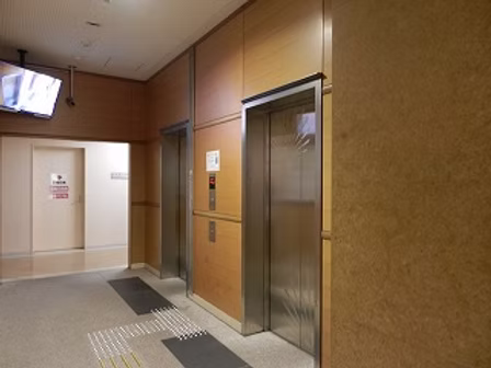 エレベーターに乗る